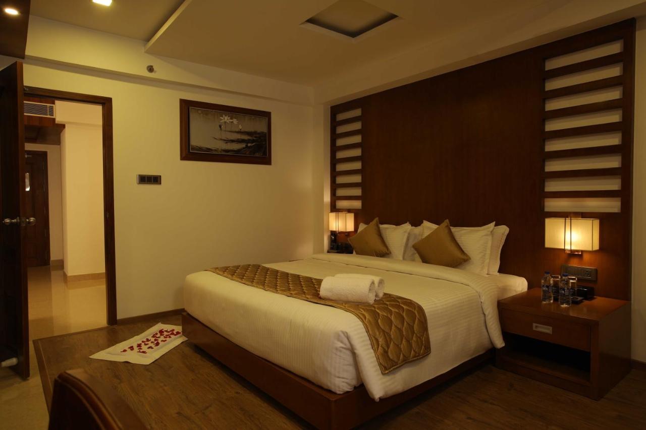 Hotel Karthika Park Kazhakuttam Esterno foto